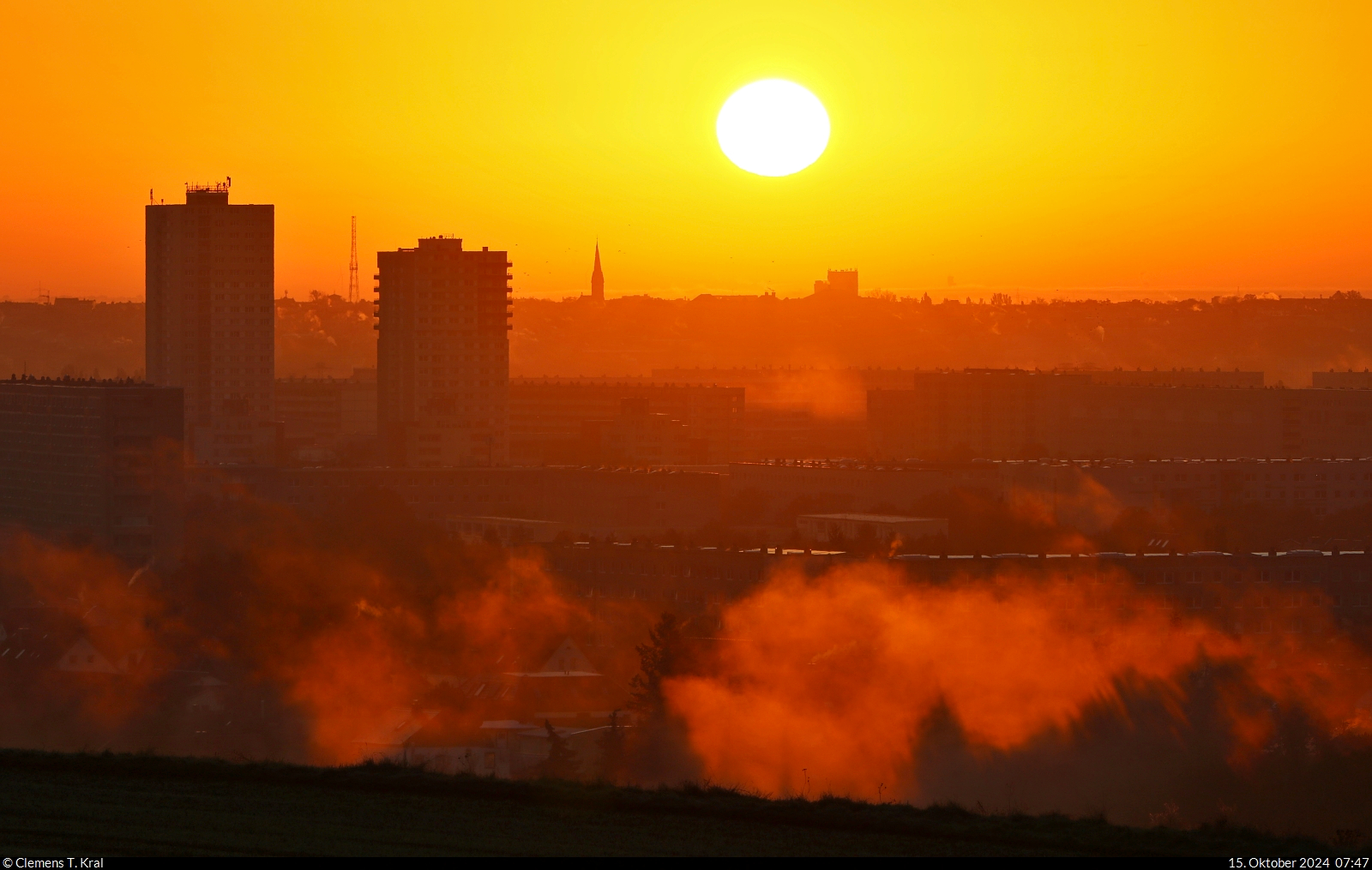 Sonniger Herbstmorgen (3/3):
Mit zunehmender Strahlkraft der Sonne verzieht sich der seichte Bodennebel im tiefer liegenden Halle-Nietleben, und auch die Bewohner der markanten Hochhuser von Halle-Neustadt knnen in einen freundlichen Tag starten. Momentaufnahme vom Granauer Berg an der Dlauer Heide.

🕓 15.10.2024 | 7:47 Uhr