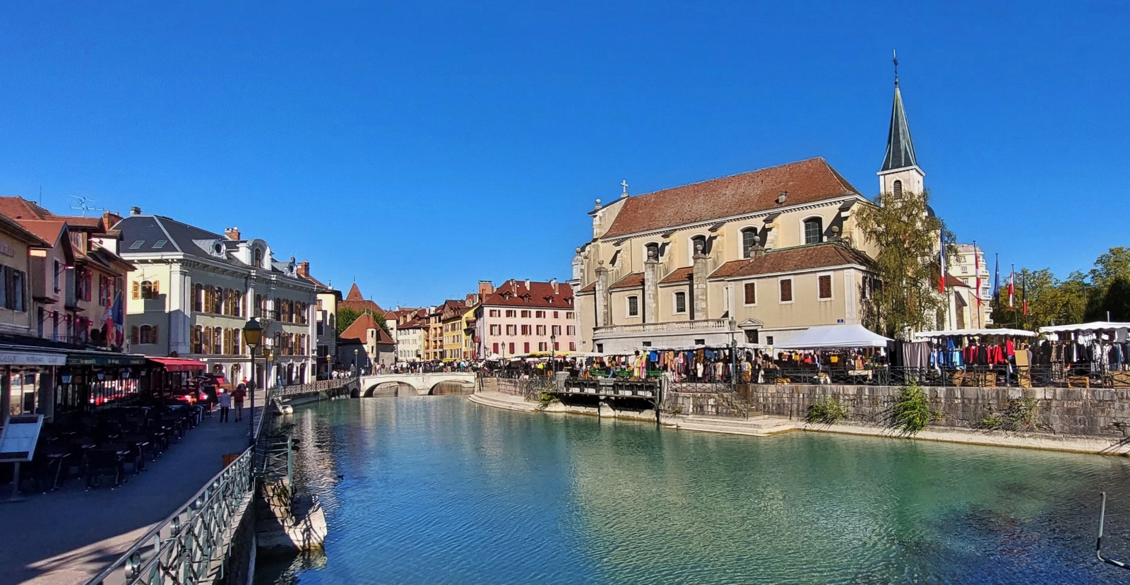 Sonntagmorgen, Markttag in Annecy, Markstnde auch bei der Kirche Saint Francois de Salles, 09.2022