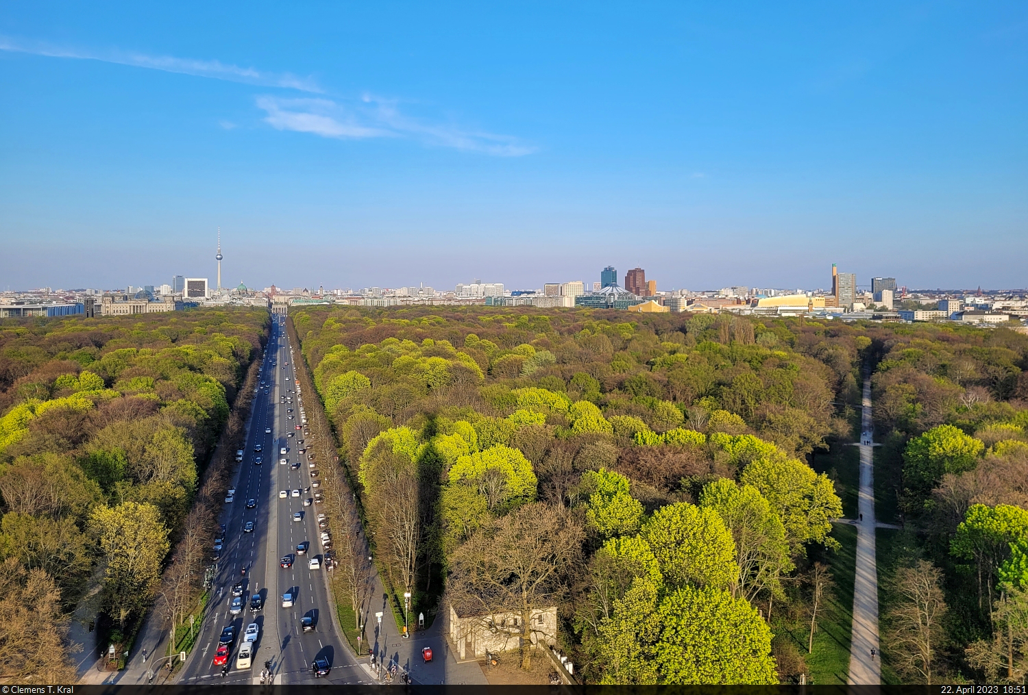 Sdwestliche Ansicht auf Berlin von der Siegessule. Hinter dem Tiergarten u.a. sichtbar sind die Hochhuser am Potsdamer Platz und das Tempodrom, eine Veranstaltungssttte.

🕓 22.4.2023 | 18:51 Uhr