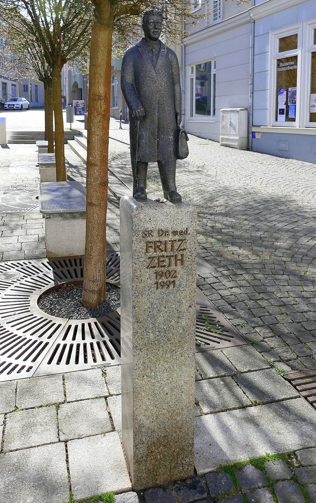 Suhl, in der Fugngerzone steht das Denkmal fr den Sanittsrat Dr.med. Fritz Zeth (1902-91), ein Suhler Original und  Volksarzt , April 2025