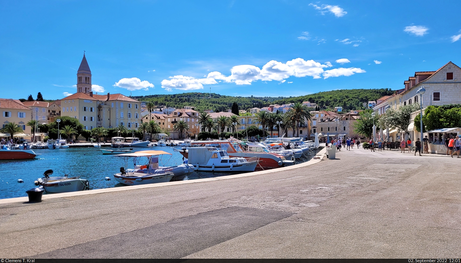 Supetar (HR):
Die einzige Stadt auf der Insel Brač ist vor allem fr ihre Hafen-Anbindung bedeutend. Am linken Bildrand ist der Turm der katholischen Kirche zu sehen.

🕓 2.9.2022 | 12:01 Uhr