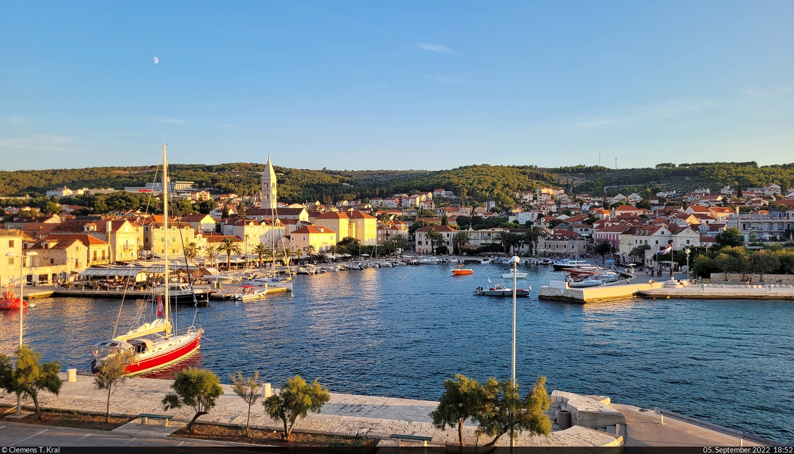 Supetar (HR):
Die Inselstadt auf Brač mit ihrem Hafen erstrahlt in sanftem Abendlicht. Fotografiert bei der Ankunft mit der Fhre.

🕓 5.9.2022 | 18:52 Uhr