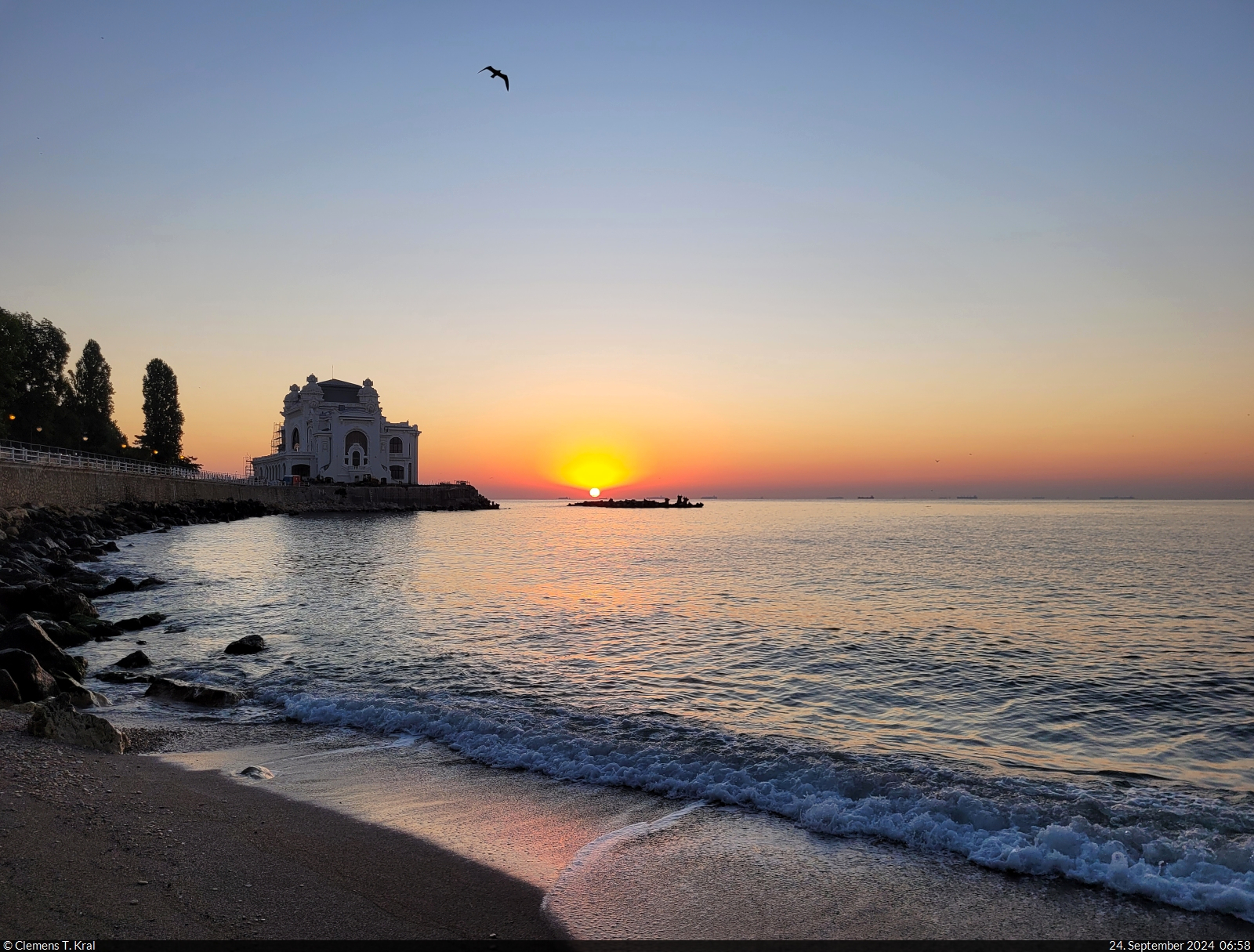 Tagesanbruch am Wahrzeichen von Constanța (RO): Ende September geht die Sonne ber dem Schwarzen Meer an gnstiger Position auf, um sie zusammen mit dem Casino (Cazinoul din Constanța) zu verewigen. Persnliches fotografisches Highlight whrend des Urlaubs.

🕓 24.9.2024 | 6:58 Uhr