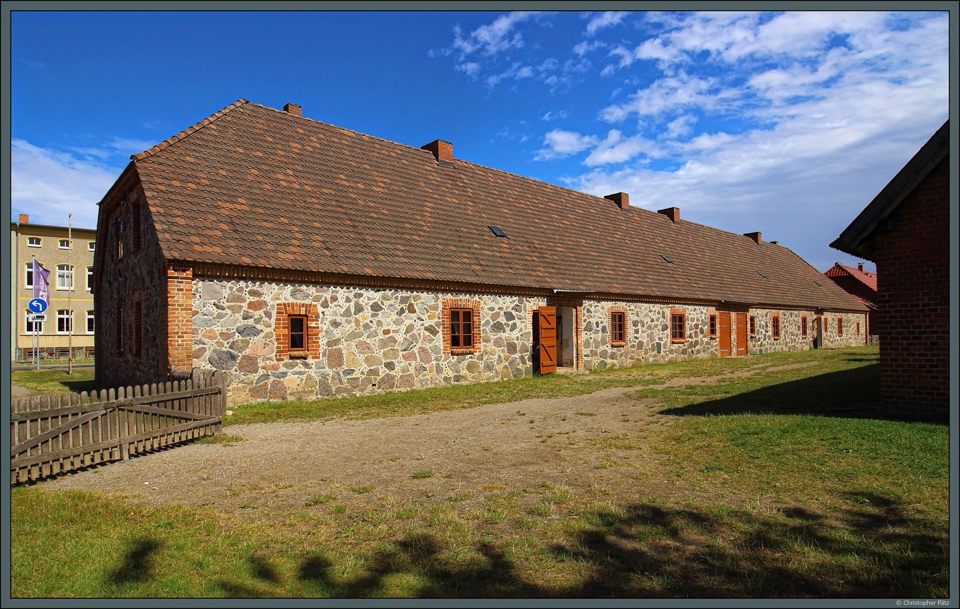 Teil des Agroneums Alt Schwerin ist die um 1870 errichtete Landarbeiterkate. In dem historischen Gebude sind Wohnungen aus mehreren Epochen eingerichtet. (23.08.2025)