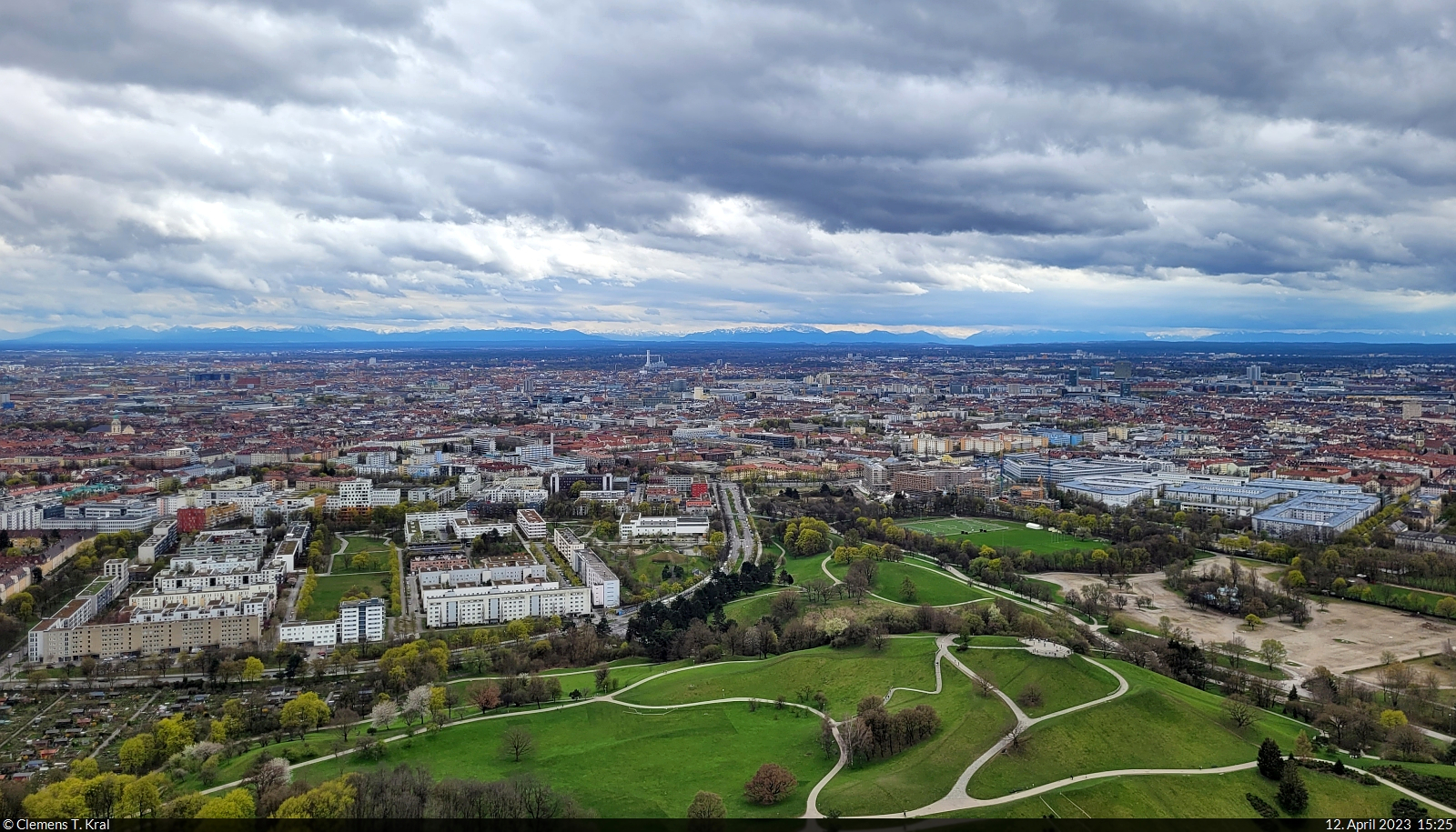 Trotz dichter Bewlkung und Temperaturen, die des Frhlings nicht wrdig sind, lagen die Alpen gut im Blick, als vom Mnchner Olympiaturm Richtung Sdosten geschaut wurde. Stadtblick inklusive.

🕓 12.4.2023 | 15:25 Uhr