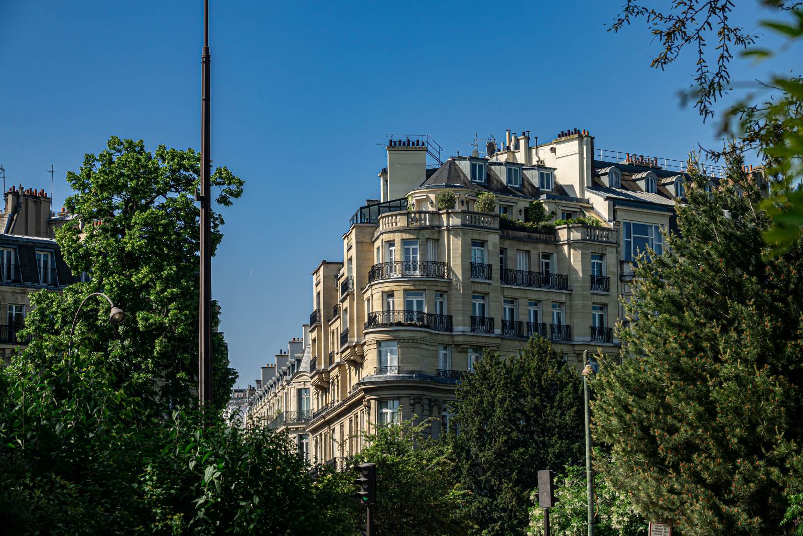 Typisch Pariser Architektur in form eines schnen und anspruchsvollen Wohnhaus in der inneren Stadtgebiet von Paris. Foto: Juni, 2023.