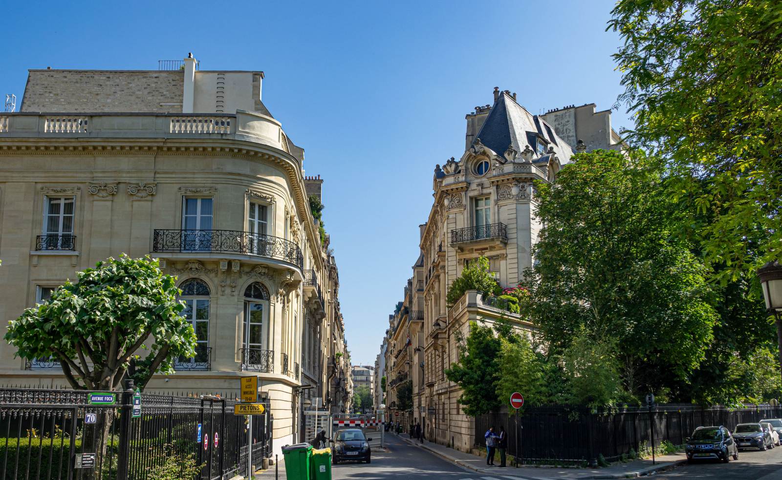 Typisch Pariser Architektur in form eines schnen und anspruchsvollen Wohnhaus in der inneren Stadtgebiet von Paris. Foto: Juni, 2023.