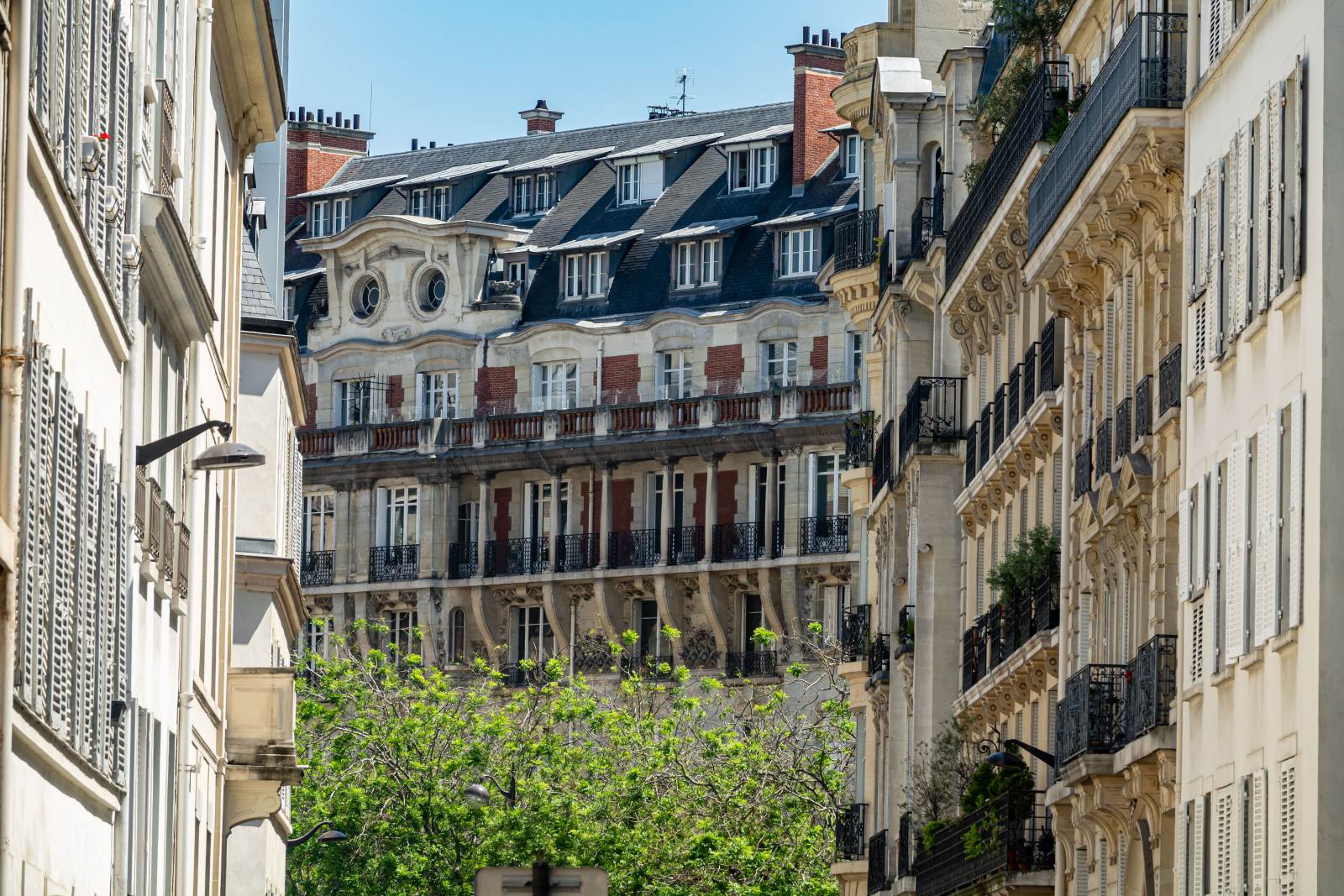 Typisch Pariser Architektur in form eines schnen und anspruchsvollen Wohnhaus in der inneren Stadtgebiet von Paris. Foto: Juni, 2023.