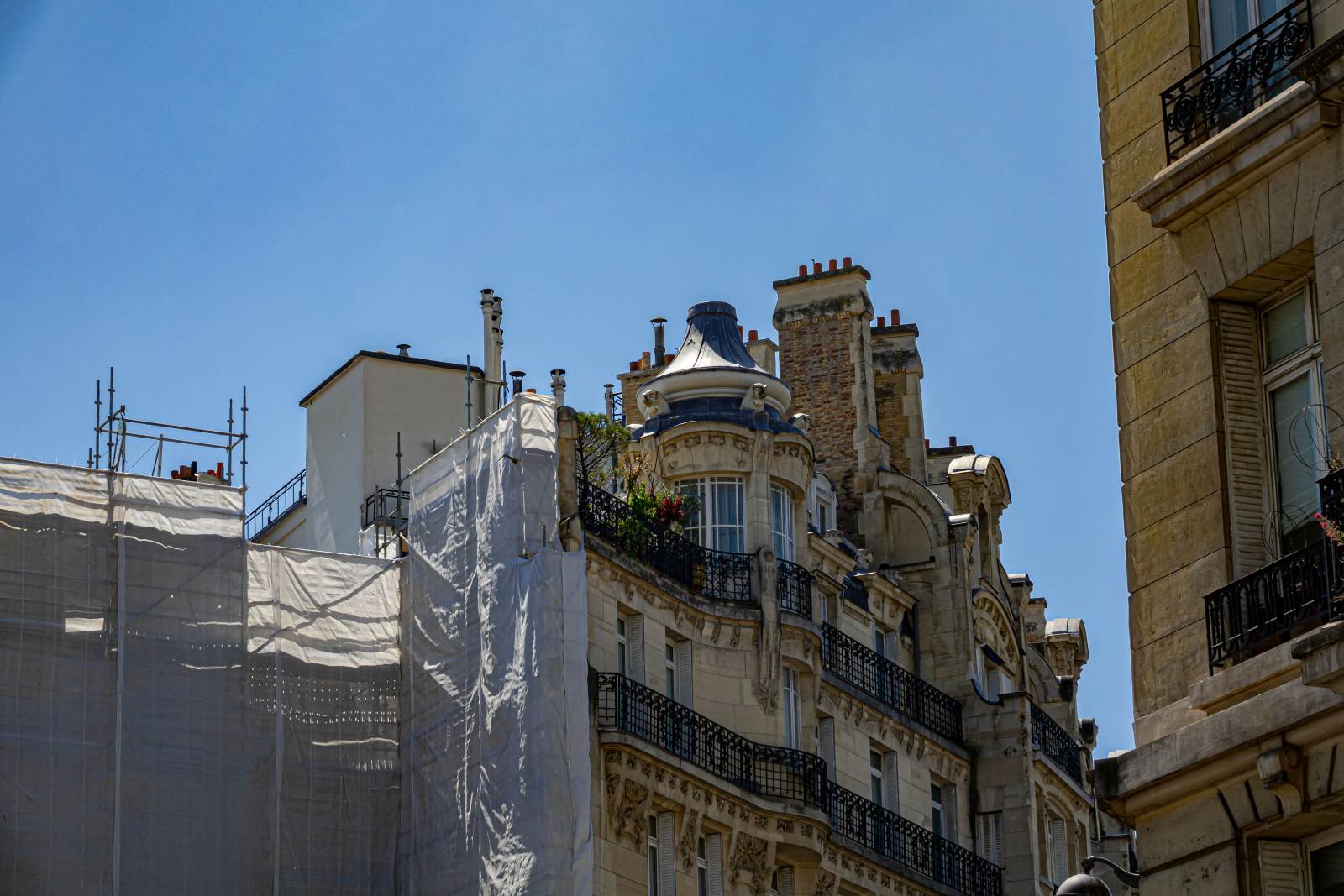 Typisch Pariser Architektur in form eines schnen und anspruchsvollen Wohnhaus in der inneren Stadtgebiet von Paris. Foto: Juni, 2023.