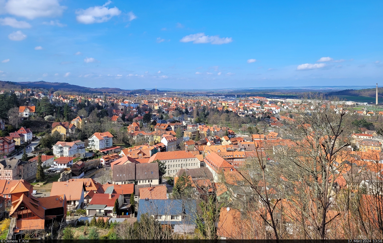 ber den Dchern von Blankenburg (Harz): Foto von der Aussichts-Terrasse am Groen Schloss.
Zur Adventszeit entstand hier bereits das gleiche Motiv, <a href= https://www.staedte-fotos.de/bild/deutschland~sachsen-anhalt~lk-harz/104834/blankenburg-harz-von-oben-draufsicht-vom.html  target= _blank >allerdings im Schnee</a>.

🕓 17.3.2024 | 13:58 Uhr