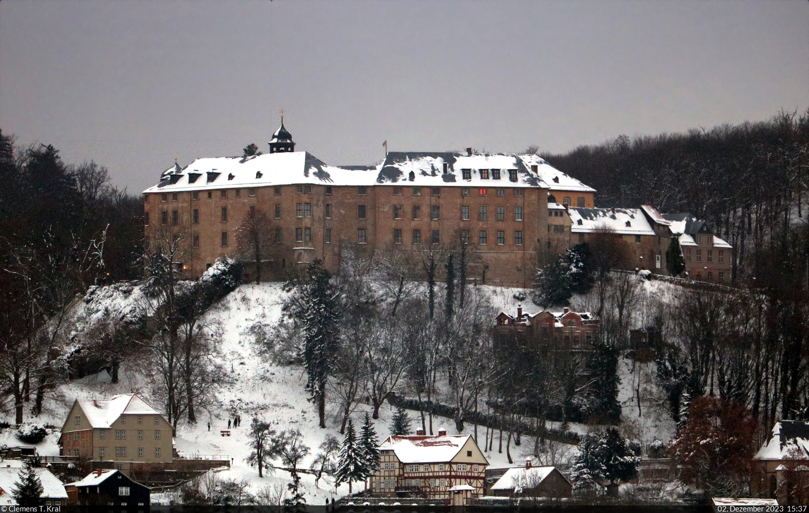 ber den Dchern von Blankenburg (Harz) thront das Schloss, das am ersten Advent mit einer leichten Schneedecke berzogen ist.
Fotografiert wurde es mit viel Tele-Zoom aus einem Sonderzug kurz vor der Ankunft im Bahnhof der Stadt.

🕓 2.12.2023 | 15:37 Uhr