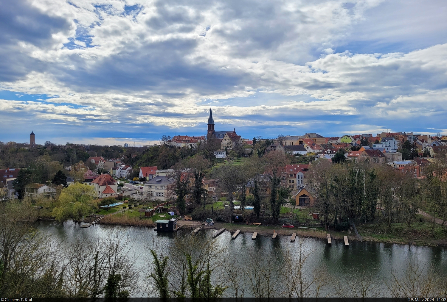 ber der Saale und den Wohnhusern von Halle-Krllwitz ragt der Turm der Petruskirche empor. Links von ihr erhebt sich auerdem der Torturm der Oberburg Giebichenstein. Dazwischen erkennen genaue Betrachter ein  Punkthochhaus  von Halle-Neustadt. Das Foto entstand auf den Klausbergen.

🕓 29.3.2024 | 14:02 Uhr