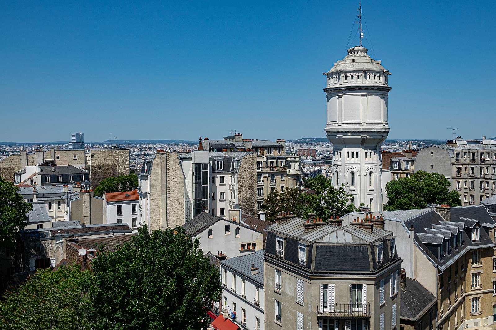 berblick auf den nordwestlichen Teil von Mont Marte incl Chateau d'Eau de Montmartre. Foto: Juni, 2023.