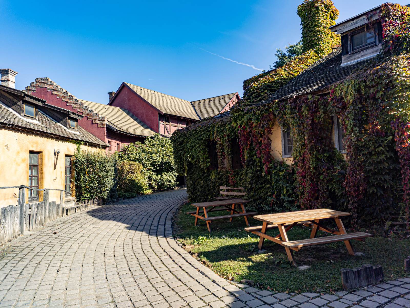 Um den historischen Puchner Schlosshotel in Bikal wurde eine ganz authentische mittelalterliche Stadtviertel gebaut. Das Foto wurde in einer Strasse dieser kleinen mittelalterlichen Stadt geschossen (10.2023)