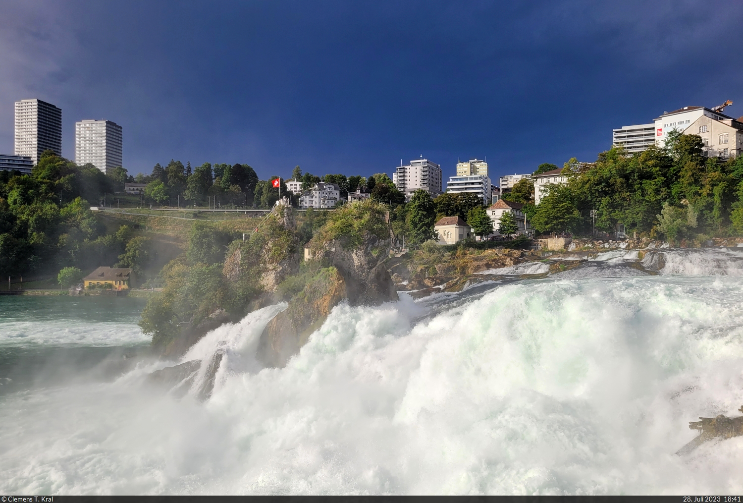 Umgeben von Hochhusern, flieen gewaltige Wassermassen den Rheinfall in Neuhausen (CH) hinunter. Nach heftigen Regenschauern blinzelte die Sonne kurz durch die dunklen Wolken.

🕓 28.7.2023 | 18:41 Uhr