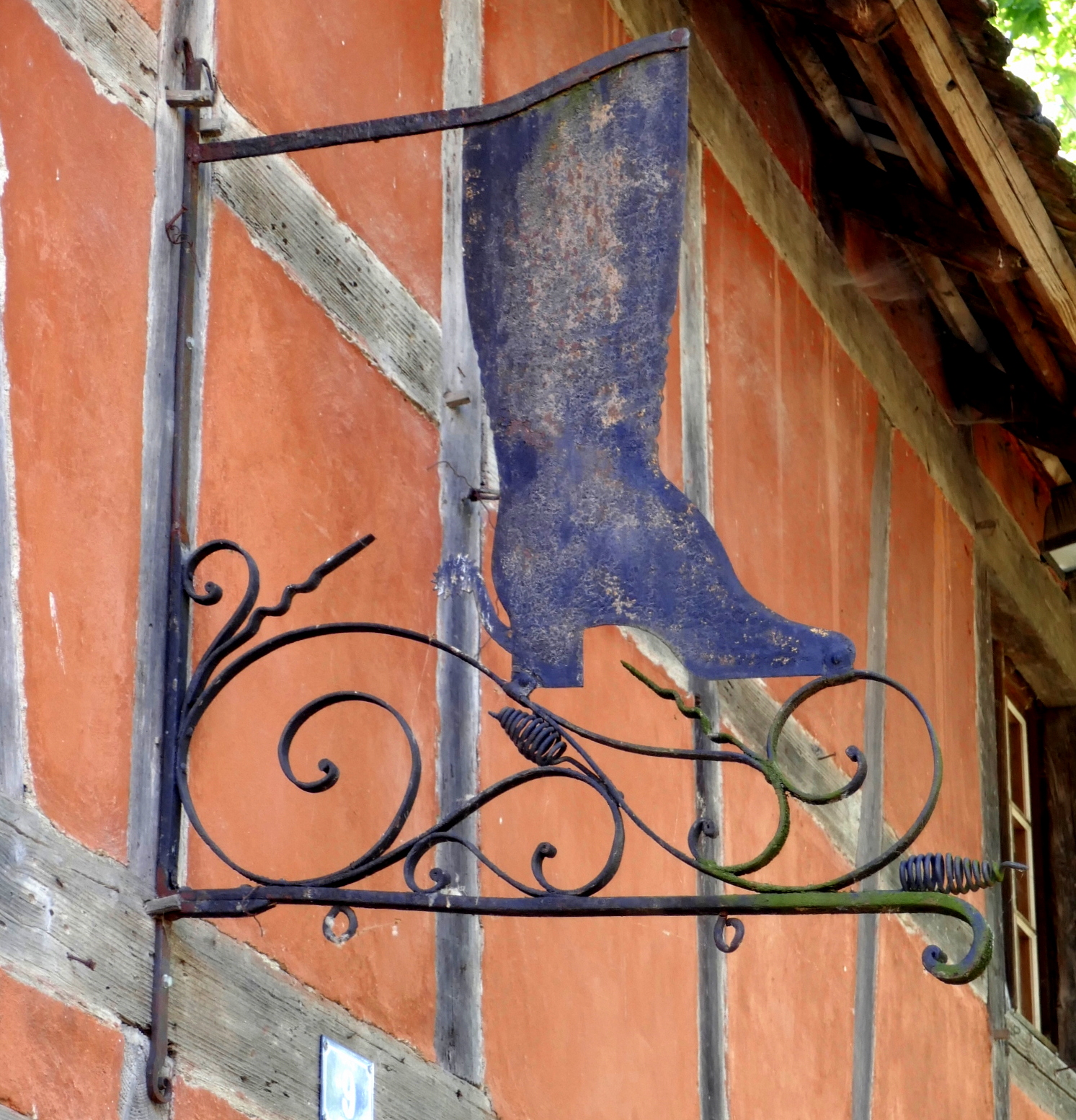Ungersheim, ECO-Museum, historisches Zunftschild einer Schusterwerkstatt aus dem Elsa, Mai 2025