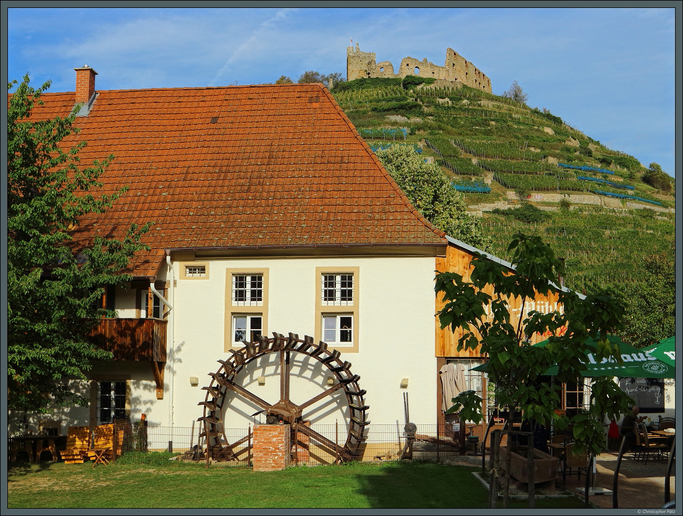 Unterhalb der Burgruine Staufen liegt die aus dem 14. Jahrhundert Mayer-Mhle, die heute als Gasthaus genutzt wird. (Staufen, 29.09.2023)