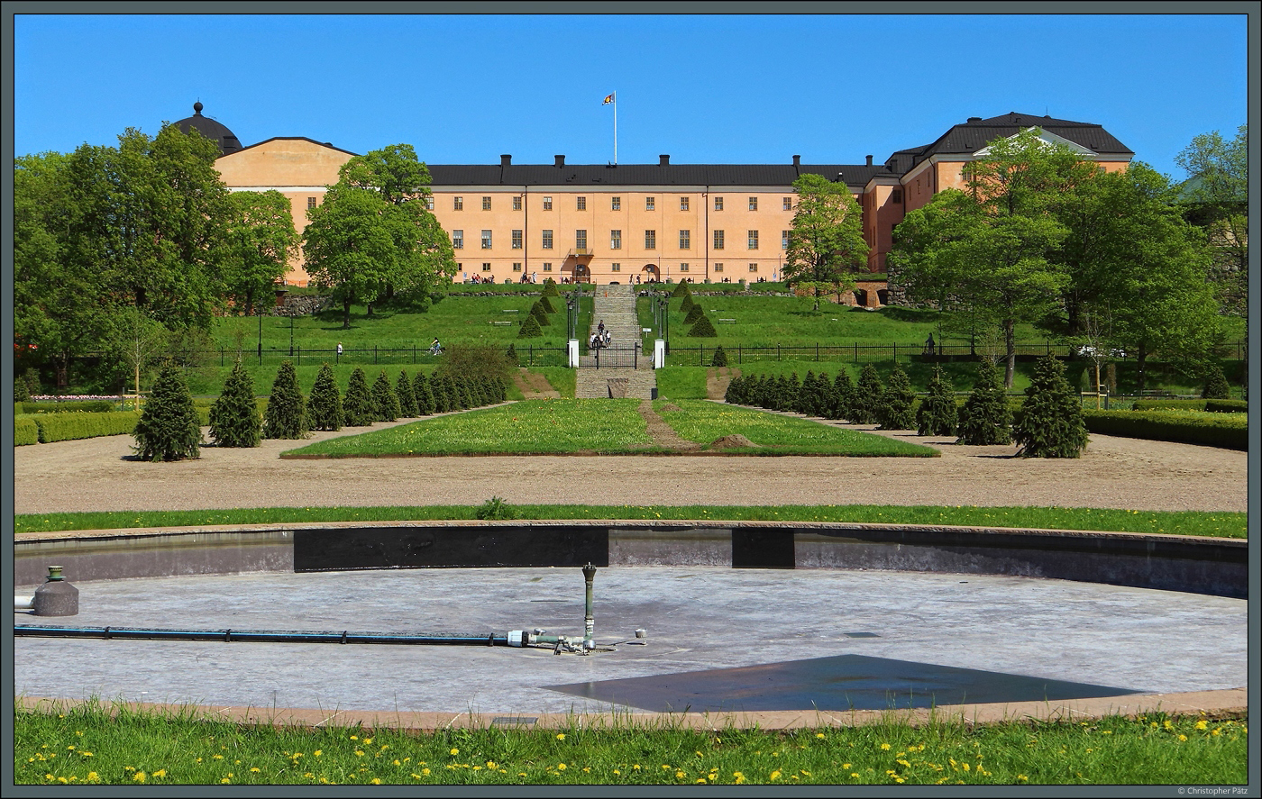 Unterhalb des Schlosses von Uppsala liegt der Barockgarten als Teil des Botanischen Gartens. Das Schloss selbst stammt in seinen Ursprngen aus dem 16. Jahrhundert, wurde aber 1702 durch einen Grobrand zerstrt und erst Jahrzehnte spter wieder aufgebaut. Heute beherbergen die Gebude Teile der Universitt und ein Museum. (19.05.2023)