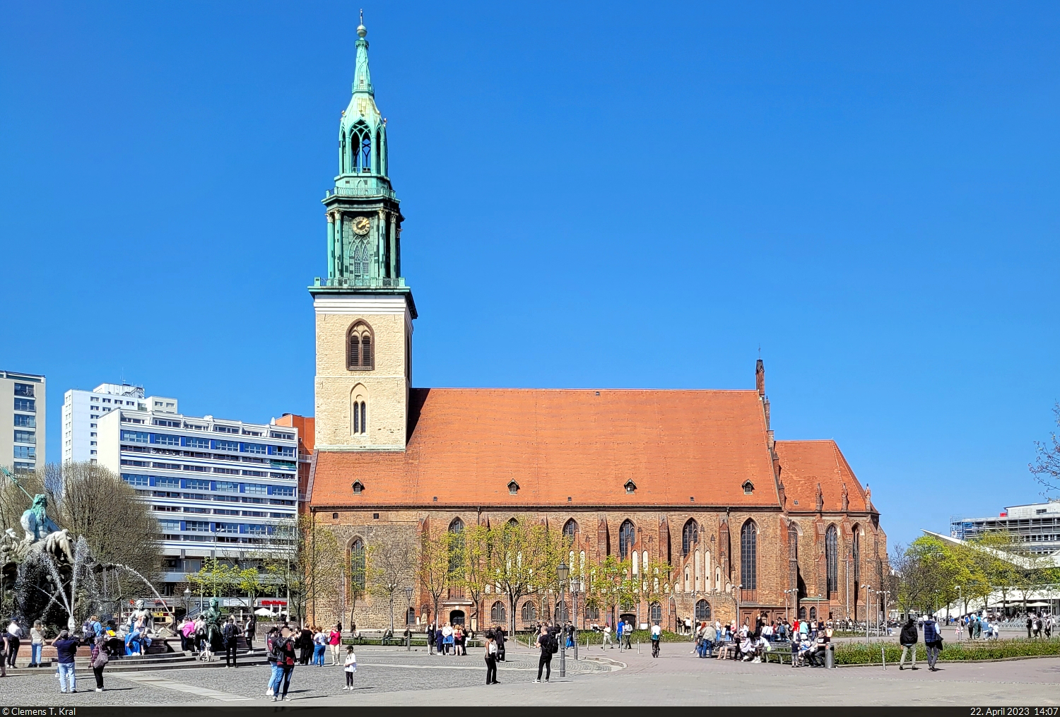 Vom historischen Stadtzentrum Berlins zeugt nur noch die St. Marienkirche. Einst dicht von Altbauten umgeben, findet sie sich heute im grozgig angelegten Park am Fernsehturm wieder.

🕓 22.4.2023 | 14:07 Uhr