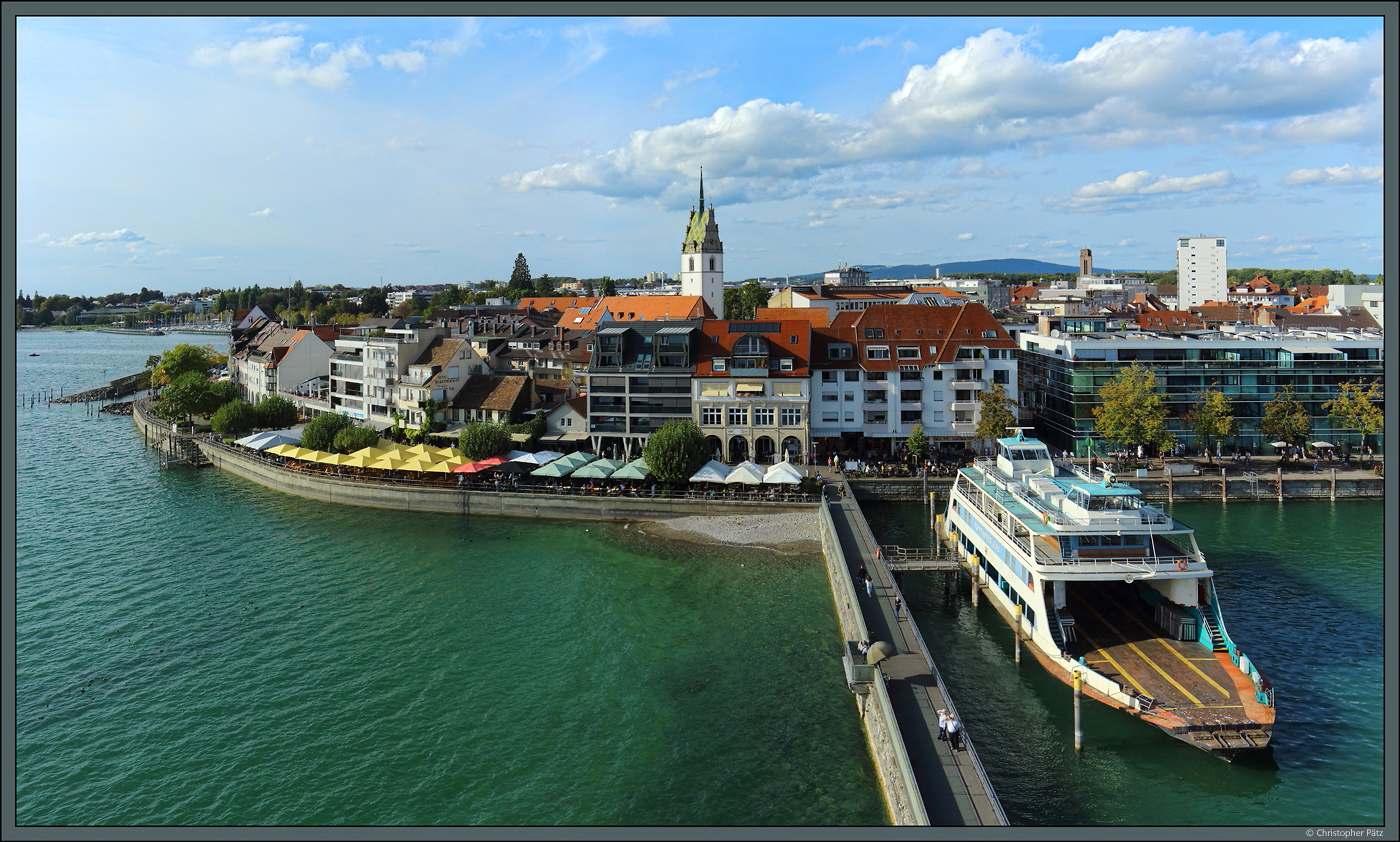 Vom Moleturm bietet sich ein schner Blick auf die Stadt Friedrichshafen. Im Hafen liegt die wenige Tage zuvor ausgemusterte Fhre  Fontainebleau  vor Anker. Aus der Altstadt sticht der Turm der Kirche St. Nikolaus heraus. (04.10.2023)