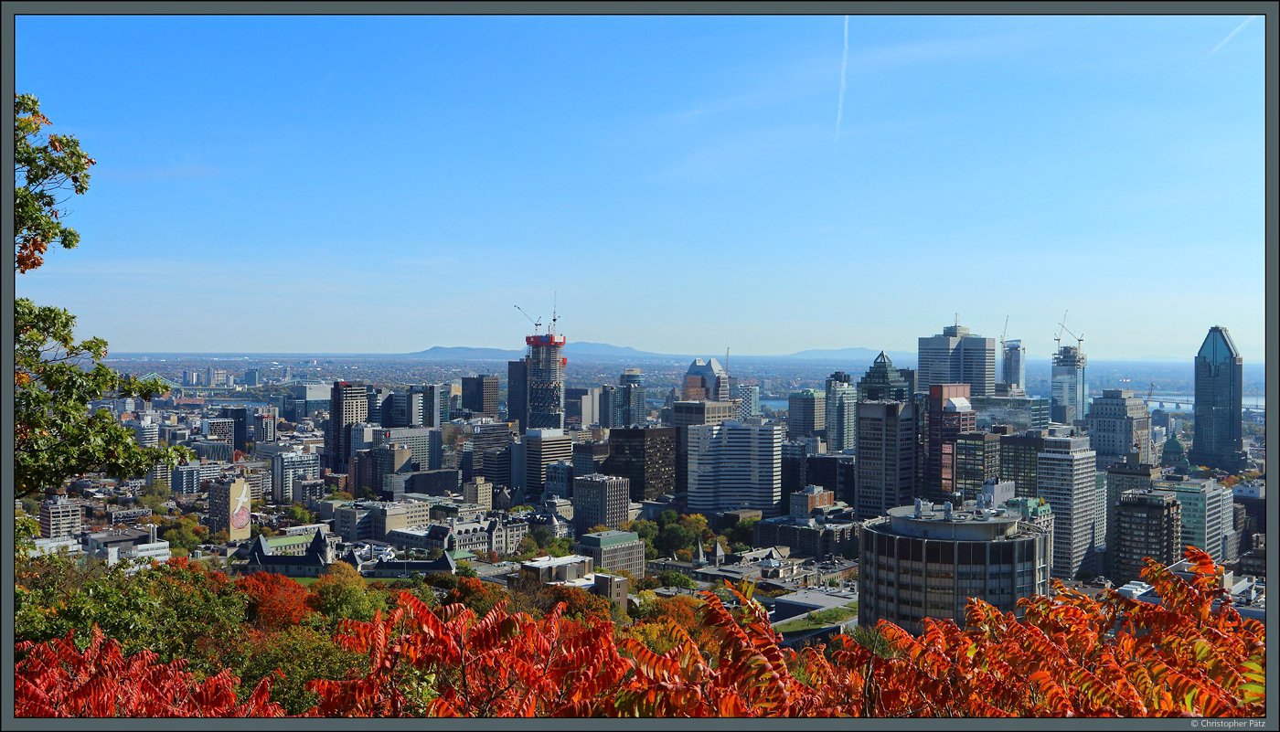 Vom Mont Royal hat man einen guten berblick ber die Downtown von Montreal. Im Vordergrund sind mehrere Gebude der McGill-Universitt zu sehen, dahinter die Hochhuser im Stadtzentrum. Architektonisch sticht vor allem der Atrium Le 1000 am rechten Bildrand hervor. Im Hintergrund ist der Sankt-Lorenz-Strom erkennbar. (Montreal, 11.10.2022)