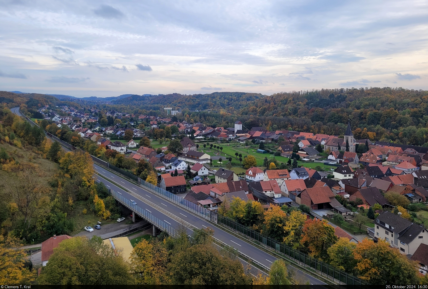 Vom Steinberg kann der Herzberger Ortsteil Scharzfeld vollstndig berblickt werden. Zustzlich tangiert die Bundesstrae 27 das am Rand des Sdwestharz gelegene Dorf mithilfe mehrerer Talbrcken.

🕓 20.10.2024 | 16:30 Uhr