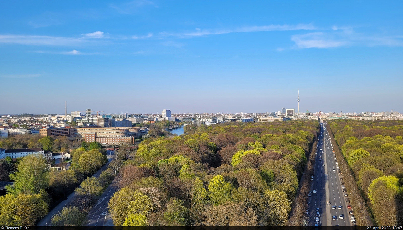 Von der Siegessule wurde auf den Nordosten Berlins geschaut. Rechts das Zentrum, mittig das Regierungsviertel an der Spree und am linken Bildrand noch teilweise das Schloss Bellevue.

🕓 22.4.2023 | 18:47 Uhr