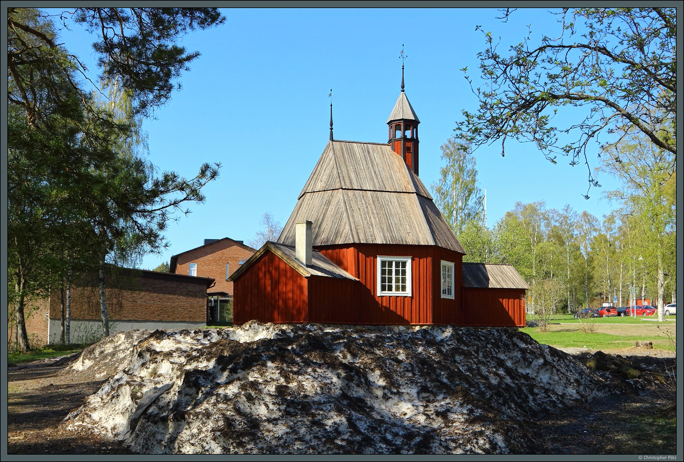 Vor der Kirche Helena Elisabeth in Ume liegen am 21.05.2023 noch die letzten Schneereste des Winters. Die Holzkirche gehrt zum rtlichen Freiluftmuseum und stand ursprnglich auf der Insel Holmarna.