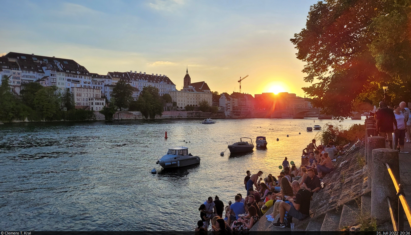 Während die Sonne verschwindet, herrscht am Rheinufer in Basel (CH) noch reges Treiben. Traditionell wird immer am 31. Juli in den Schweizer Nationalfeiertag hineingefeiert.

🕓 31.7.2022 | 20:36 Uhr