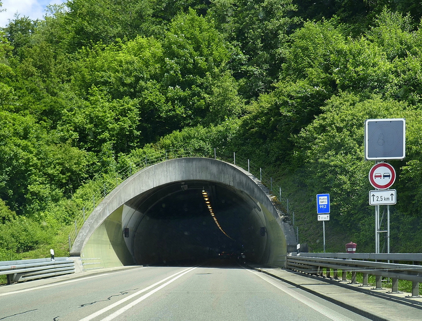 Waldkirch, das Sdportal des Hugenwaldtunnel mit der B294, 1985 erffnet, Mai 2022