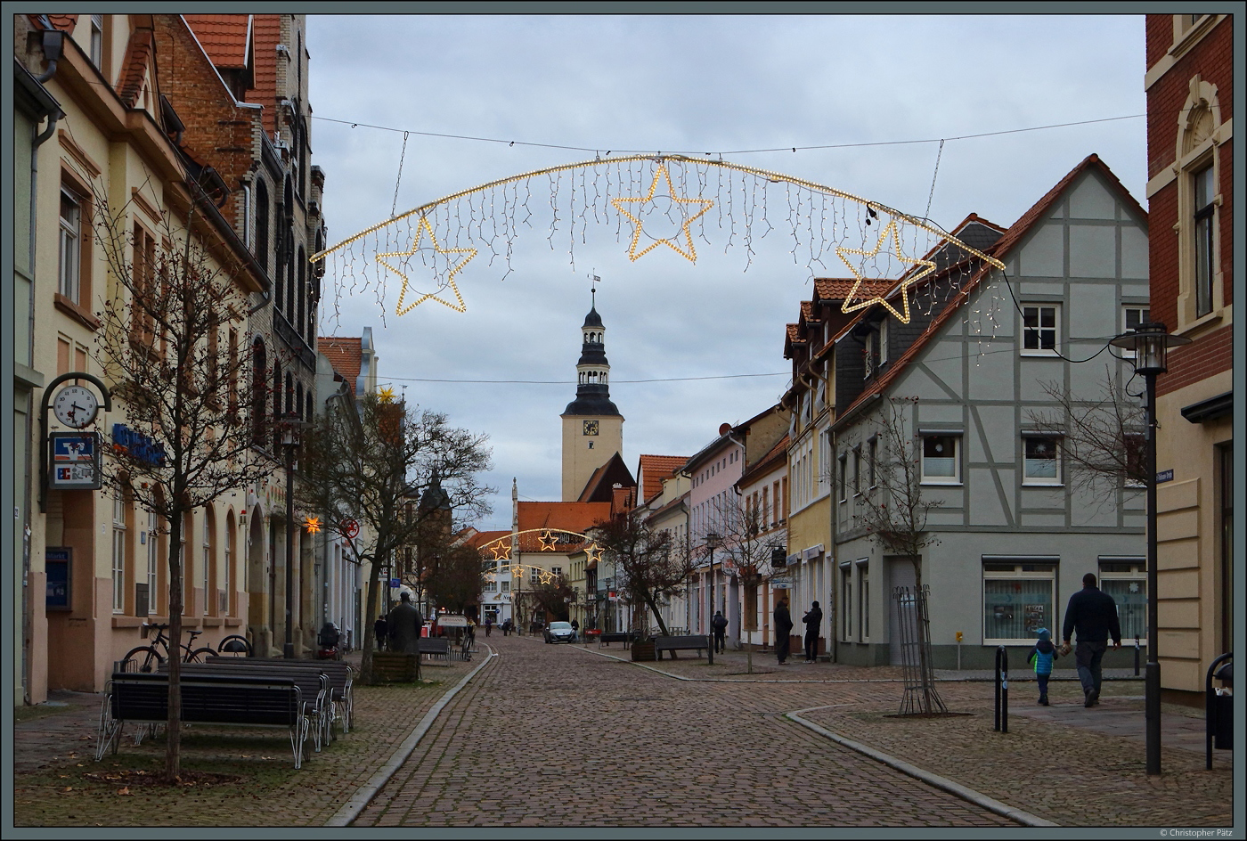 Weihnachtlich geschmckt prsentiert sich die Ernst-Thlmann-Strae im Stadtzentrum der Hansestadt Gardelegen am 07.01.2023. Im Hintergrund ist der Turm des Rathauses zu sehen.