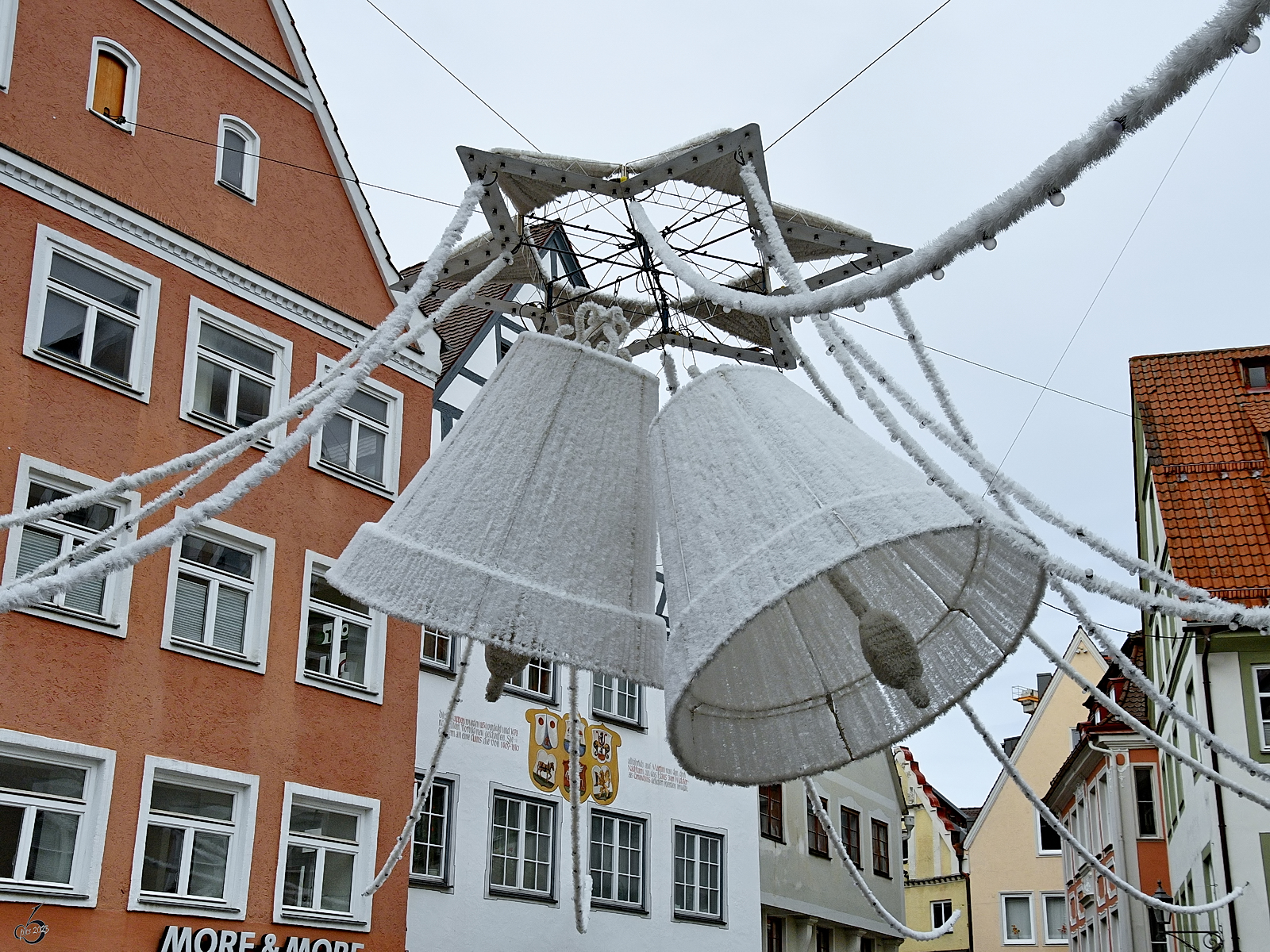 Weihnachtliche Glocken als Straenschmuck in Memmingen. (November 2023)