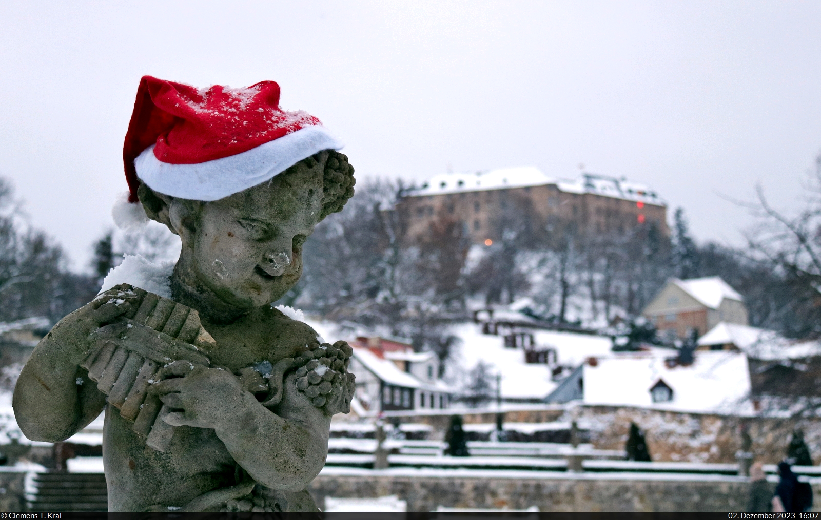 Weihnachtliche Skulptur im Schlossgarten von Blankenburg (Harz) am ersten Adventswochenende.

🕓 2.12.2023 | 16:07 Uhr