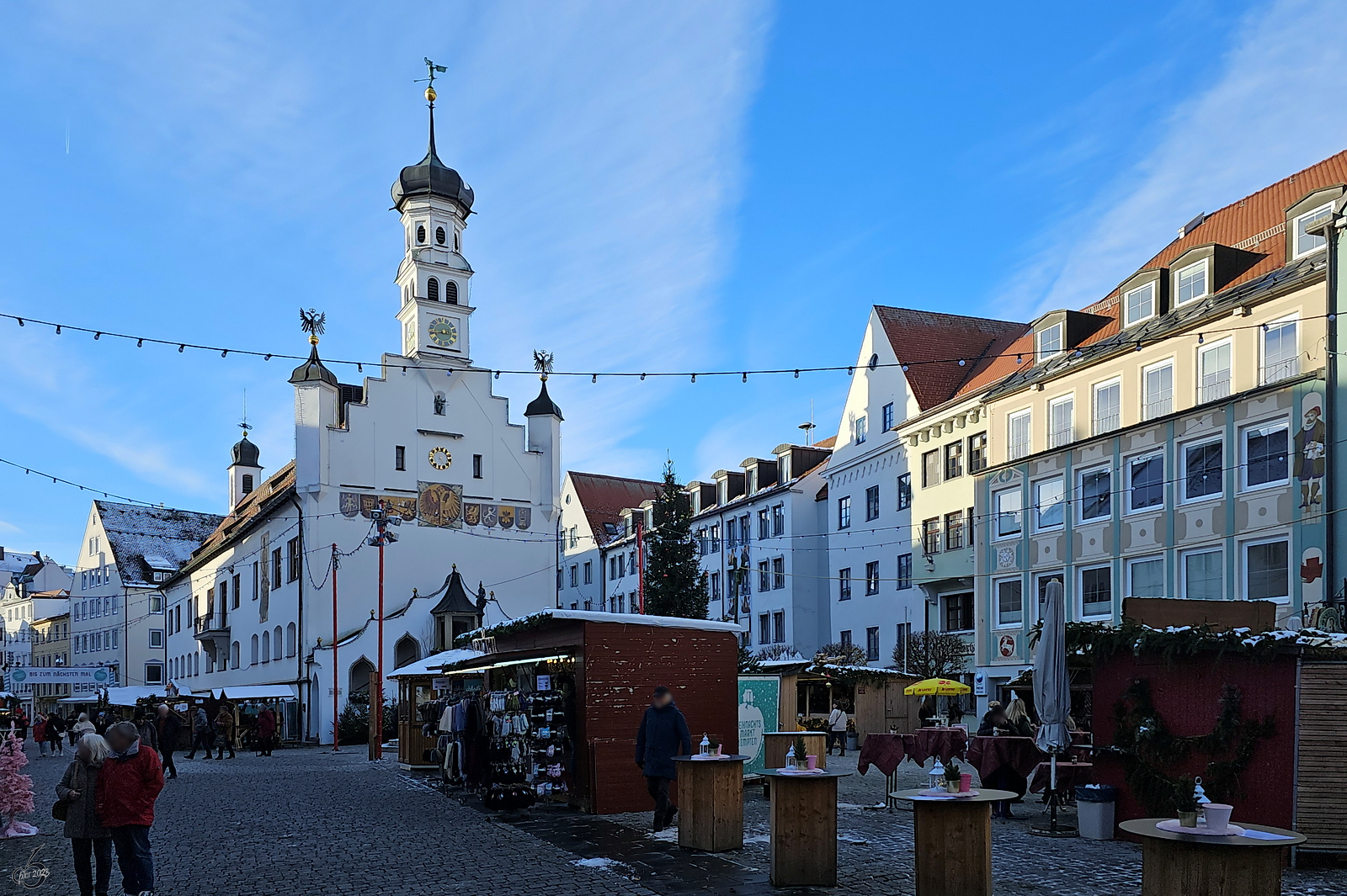 Weihnachtsmarkt auf dem Rathausplatz, so gesehen Ende November 2023 in Kempten.