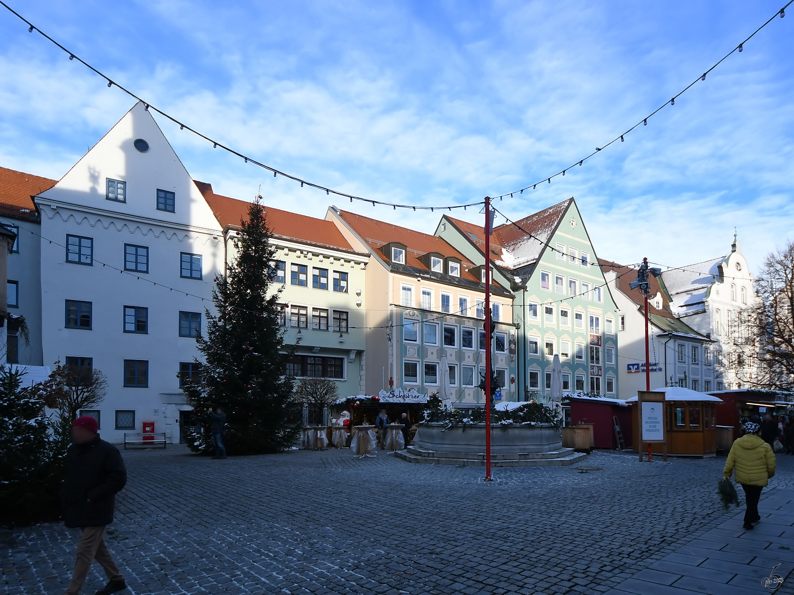 Weihnachtsmarkt auf dem Rathausplatz, so gesehen Ende November 2023 in Kempten.