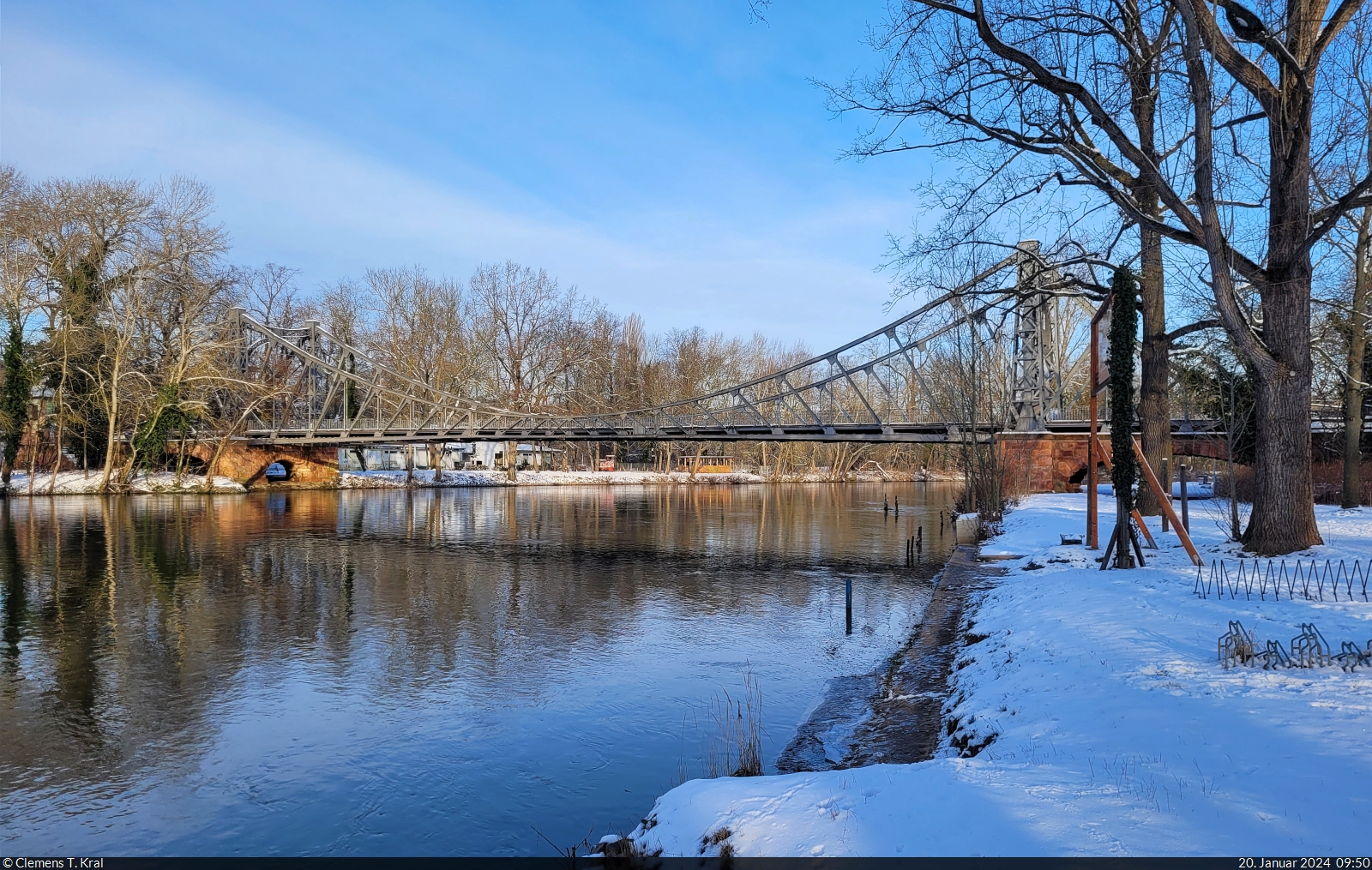 Wichtiges Bindeglied fr Fugnger und Radfahrer zwischen Halle-West und der Innenstadt: die 1899 erffnete Peinitzbrcke, auch  Brcke der Freundschaft  genannt. Impression bei bestem Winterwetter.

🕓 20.1.2024 | 9:50 Uhr