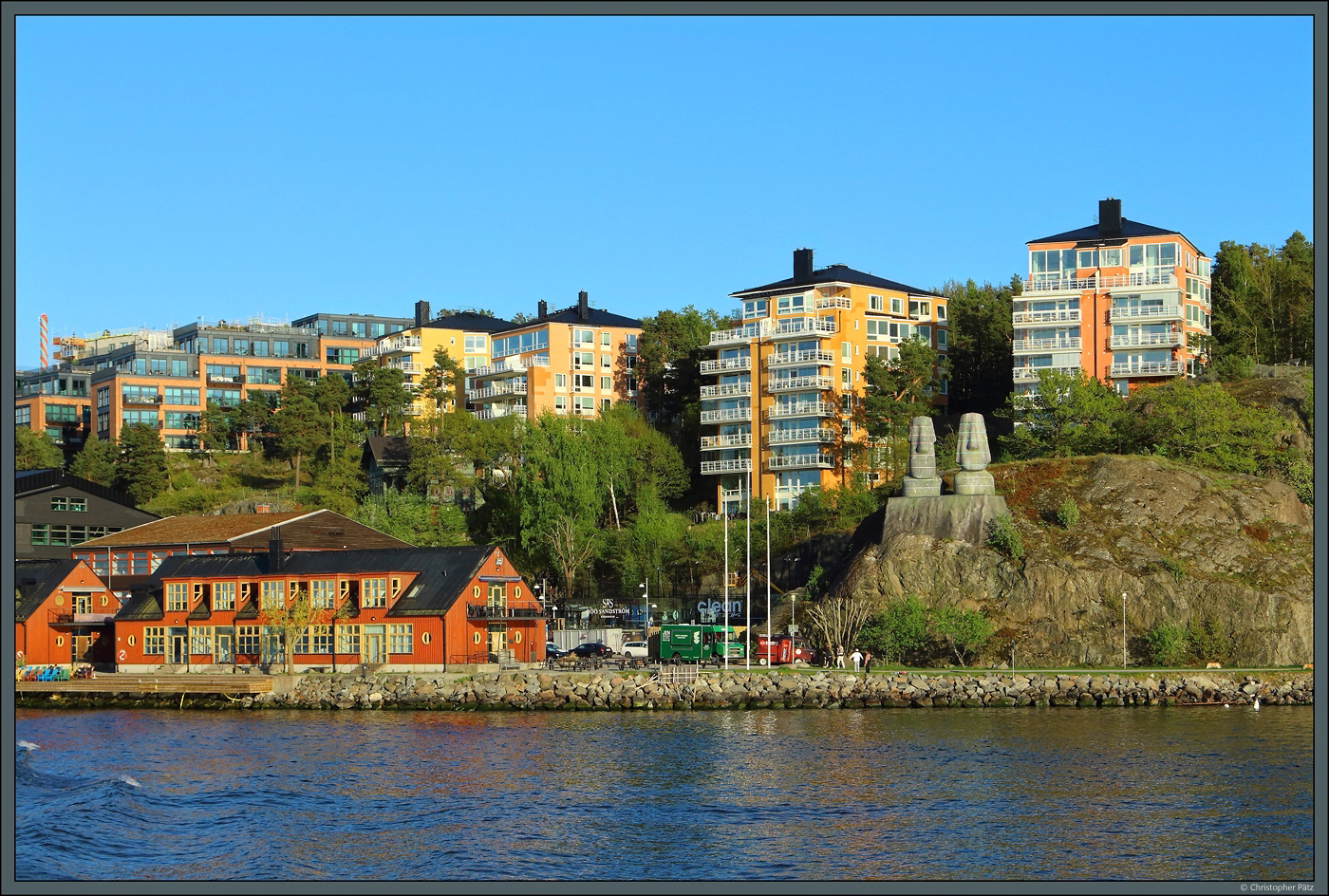 Zahlreiche neue Wohngebiete sind in den letzten Jahren in den Vororten von Stockholm entstanden. Im Ort Nacka wurden zwei Moai-Statuen oberhalb des Hafens errichtet. (18.05.2023)