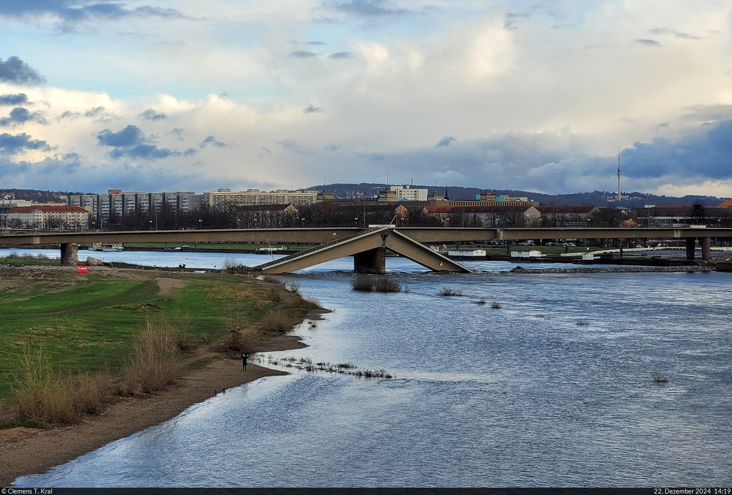 Zerbrochen: Reste der im September 2024 eingestrzten Carolabrcke in Dresden.
Sichtachse ist die Augustusbrcke.

🕓 22.12.2024 | 14:19 Uhr