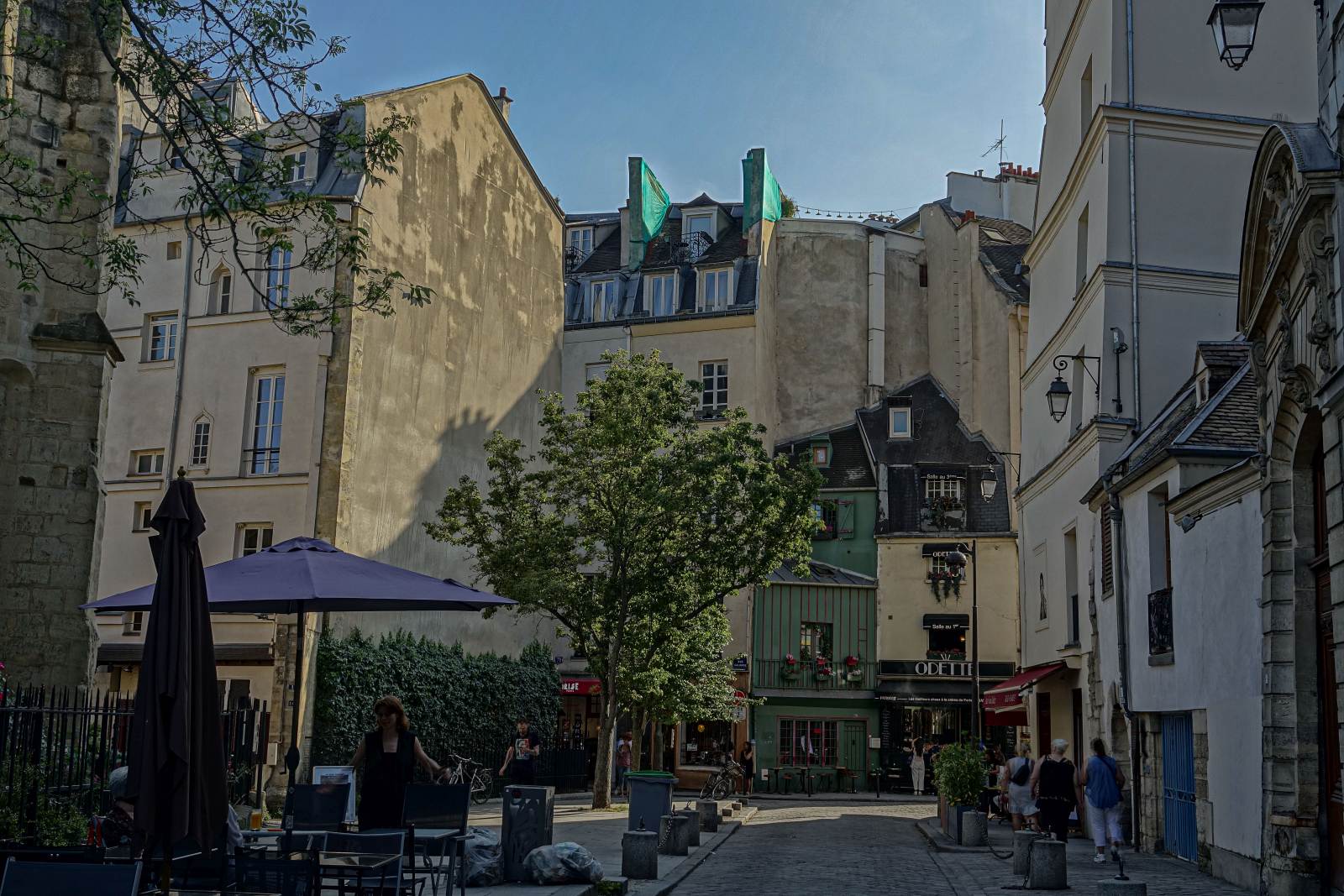 Zwei alte nette Gebuden zwischen grere Gebudeblocks. Paris, 2022