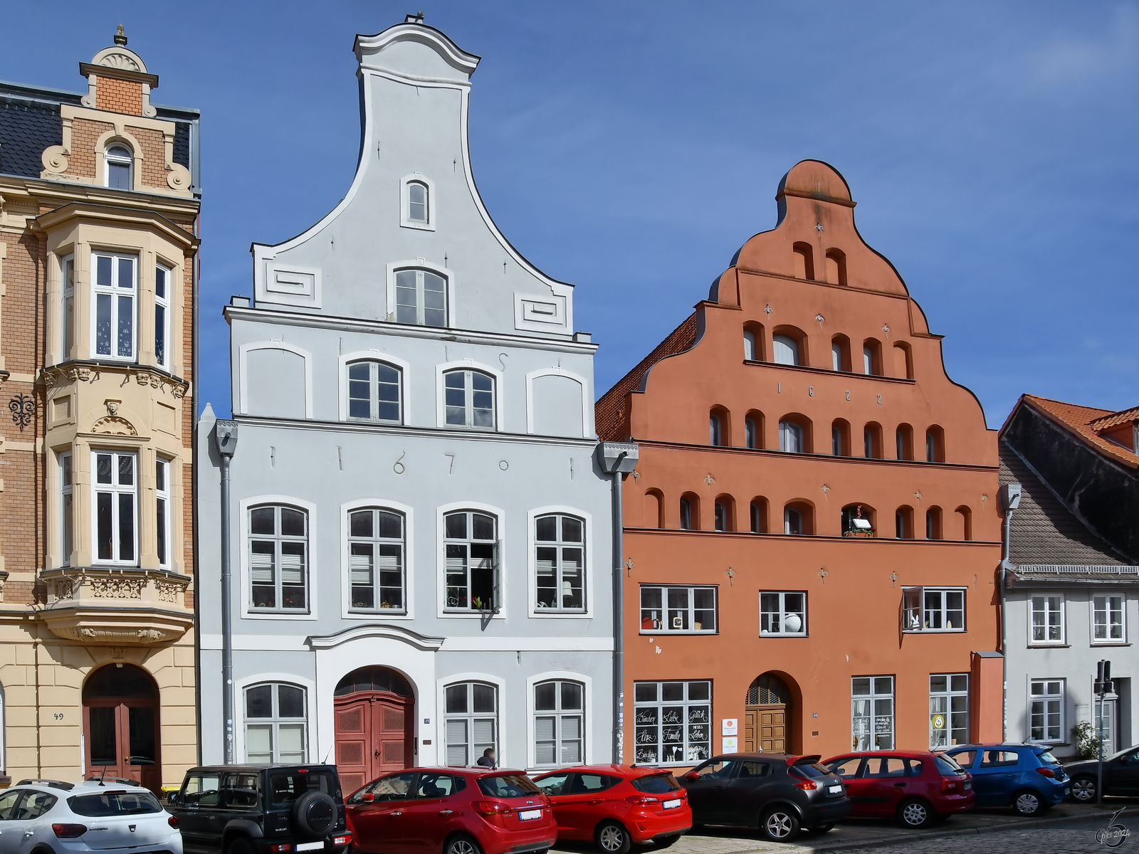 Zwei alte Stadthuser aus den Jahren 1670 und 1622 sind in Wismar zu sehen. (April 2024)