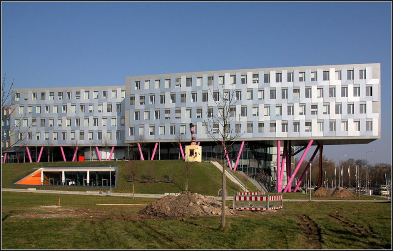 Bankgebaude Der Lb Bw In Karlsruhe Die Erdhugel Und Roten Weissen