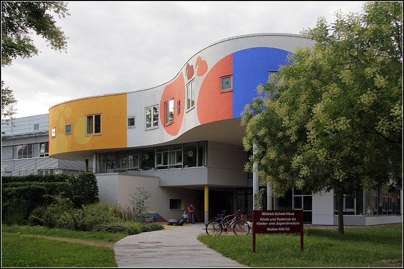 . Bunte Fassade - 

Mildred-Scheel-Haus, Dresden. Architekten: Behnisch und Partner. 

http://www.behnisch-partner.de/projects/civic-buildings/mildred-scheel-house

Fertigstellung 2002. 05.08.2009 (Matthias)