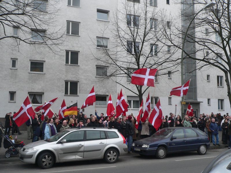 ... und die dnischen Scientologen auf der anderen Straenseite. Denn die Otto-Suhr-Allee wurde nicht gesperrt, und so wurde es etwas eng. 14.1.2007