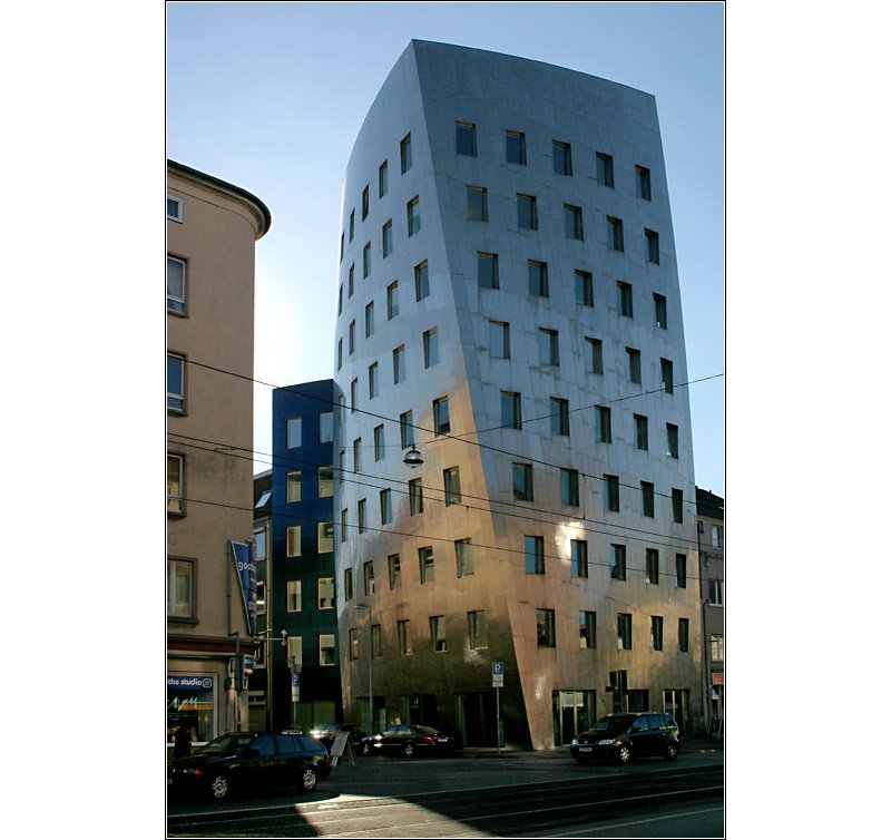 . Gehry-Turm in Hannover -

weitere Aufnahmen:
http://architektur.startbilder.de/name/galerie/kategorie/architekten~frank-gehry~2001-gehry-tower-hannover.html 

3.11.2006 (Matthias)