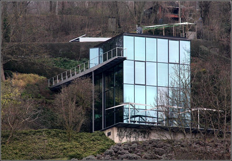 . Glashaus - 

Eines der bekanntesten Stuttgarter Einfamilienhuser: das Glserne Haus R128 des Architekten Werner Sobek. 

http://www.wernersobek.de/index.php?page=251&modaction=detail&modid=30

04.04.2009 (Matthias)