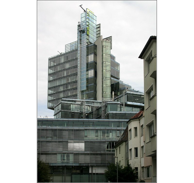 . Hochhaus der Nord LB bei Tag - 

Viele weitere Aufnahmen:
http://architektur.startbilder.de/name/galerie/kategorie/architekten~behnisch-architekten~2002-nord-lb-hannover.html

17.8.2006 (Matthias)