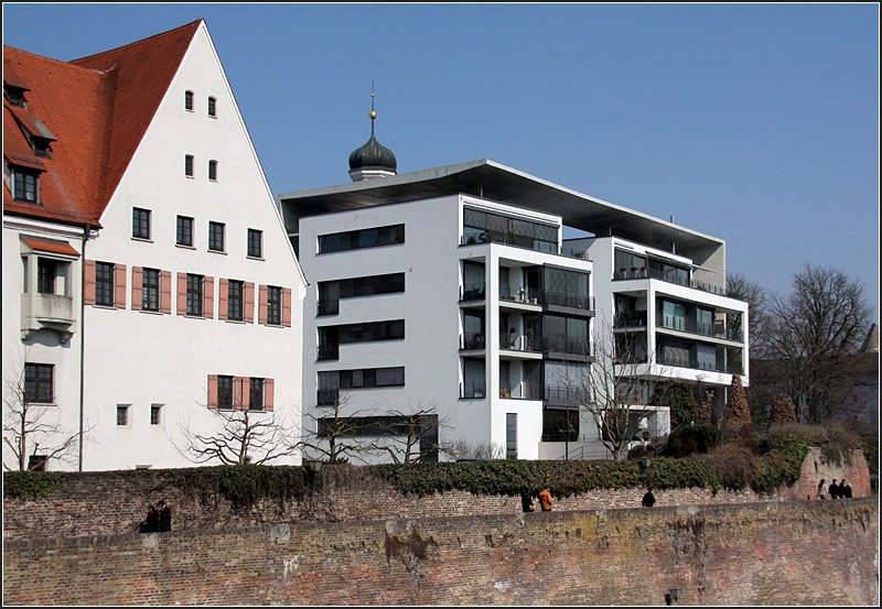 . Neues Wohnhaus neben dem Reichenauer Hof am Ulmer Donauufer. Die Turmspitze der Dreifaltigkeitskirche blickt ber das Dach. 

22.03.2009 (Matthias)