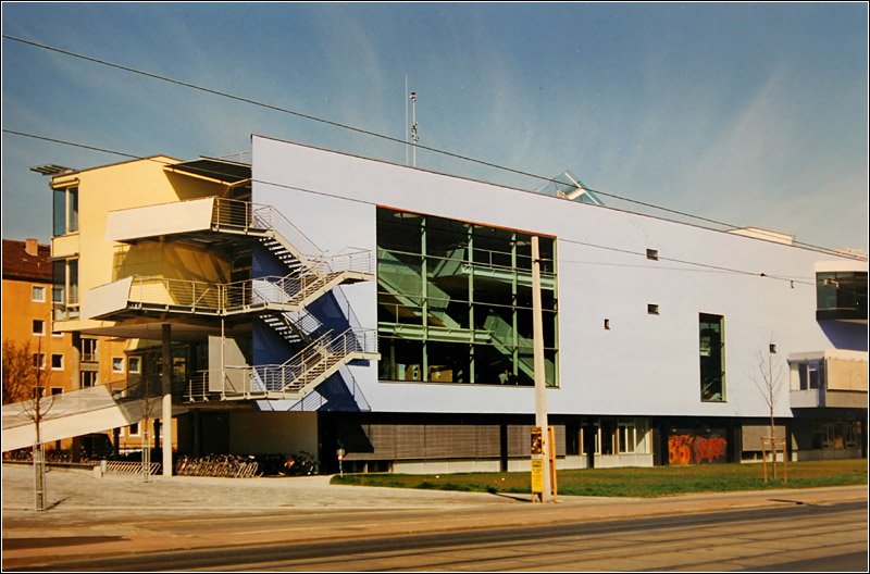 . St. Benno-Gymnasium Dresden - 

Eine blaue Wand schtzt das Schulgebude nach Osten hin zur verkehrsreichen Gnzstrae. Fertigstellung 1996. Digital- 

http://behnisch.com/projects/14

Analogfoto 4.1997 (Matthias)