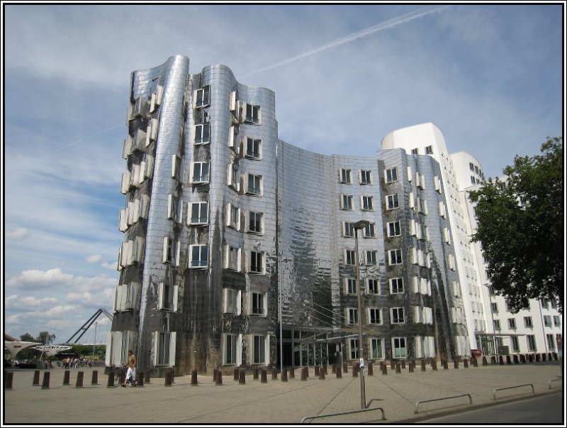 1998 bzw. 1999 wurden die sogenannten Gehry-Bauten im Dsseldorfer Medienhafen fertiggestellt. Es handelt sich dabei um drei uerst ungewhnlich gestaltete Turmkomplexe, die von dem Stararchitekten Frank Owen Gehry entworfen wurden. Hier sieht man das Gebude mit der Spiegelfassade. In den Blechen spiegeln sich die beiden anderen Teile des Gebude-Komplexes. (08.07.2007)