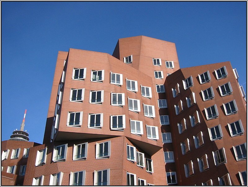 1998 bzw. 1999 wurden die sogenannten Gehry-Bauten im Dsseldorfer Medienhafen fertiggestellt. Es handelt sich dabei um drei uerst ungewhnlich gestaltete Turmkomplexe, die von dem Stararchitekten Frank Owen Gehry entworfen wurden. Hier sieht man einen Teil des Gebudes mit der Backsteinfassade. Man beachte bitte die aus der Fassade hervorspringenden Fenster. (11.03.2007)